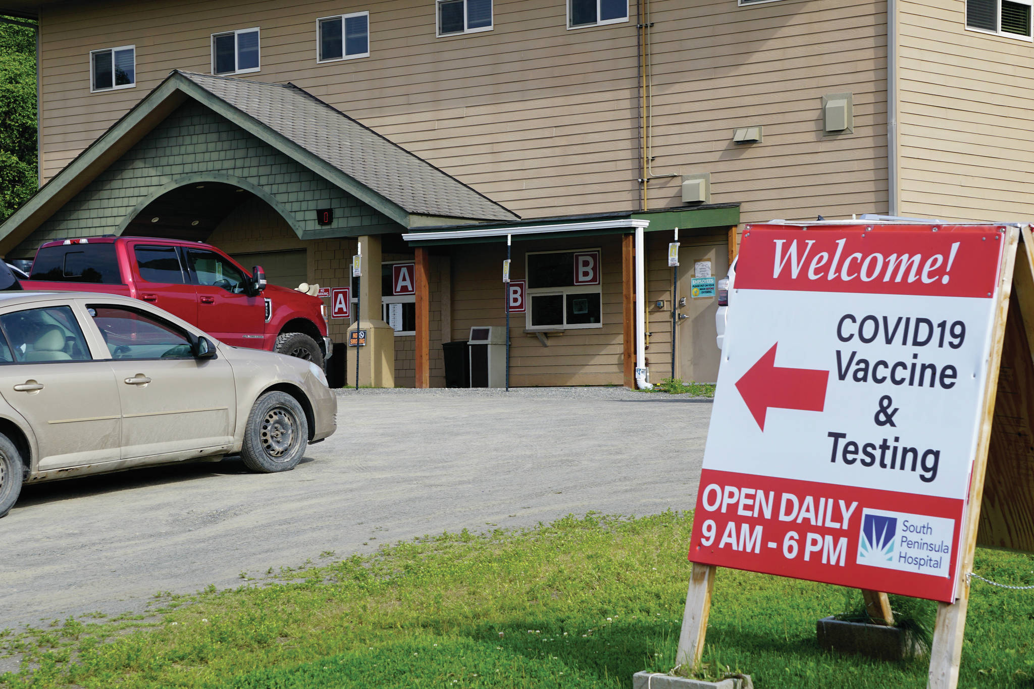 People wait in cars to get COVID-19 testing or vaccinatioins on Tuesday, July 27, 2021, at the South Peninsula Hospital COVID-19 site on Bartlett Street in Homer, Alaska. On Tuesday morning about 10 people waited to be helped, part of a recent uptick in testing and vaccination on the Southern Kenai Peninsula. (Photo by Michael Armstrong/Homer News)